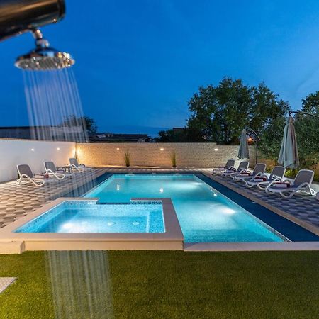 Apartman Strmota S Bazenom Sveti Filip i Jakov Exterior photo