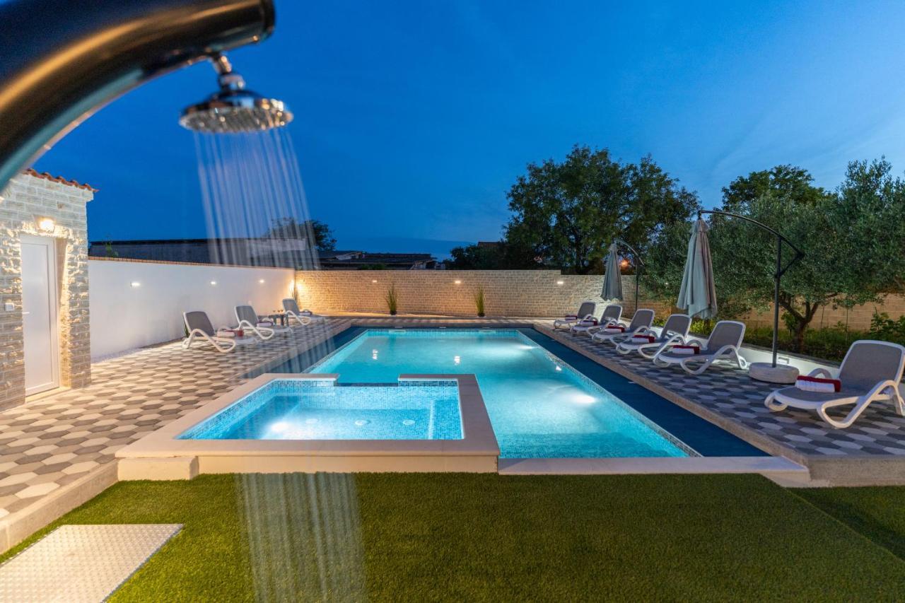 Apartman Strmota S Bazenom Sveti Filip i Jakov Exterior photo