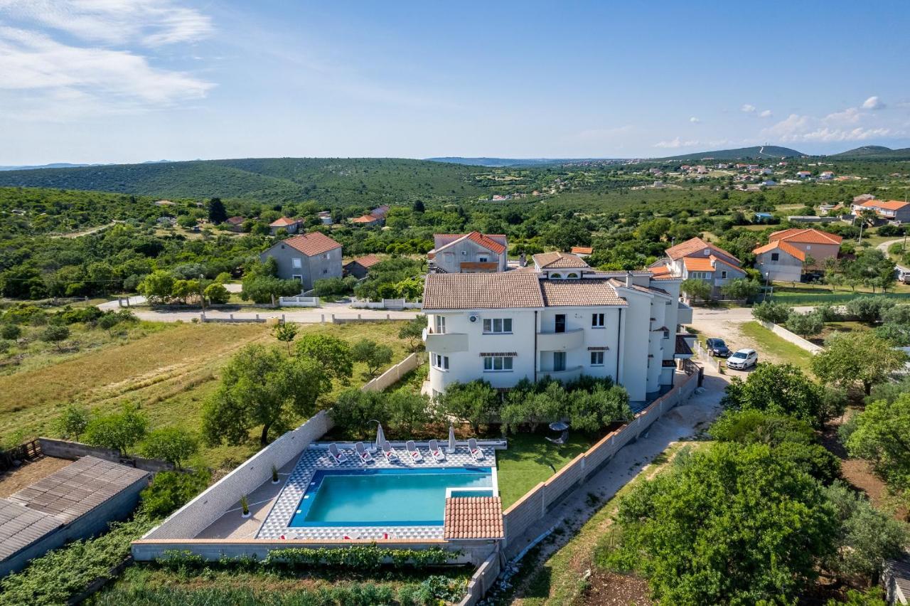 Apartman Strmota S Bazenom Sveti Filip i Jakov Exterior photo