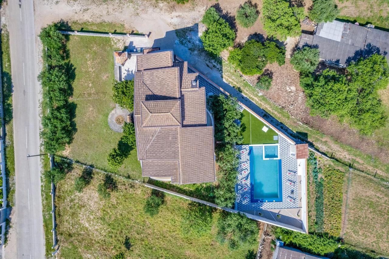 Apartman Strmota S Bazenom Sveti Filip i Jakov Exterior photo