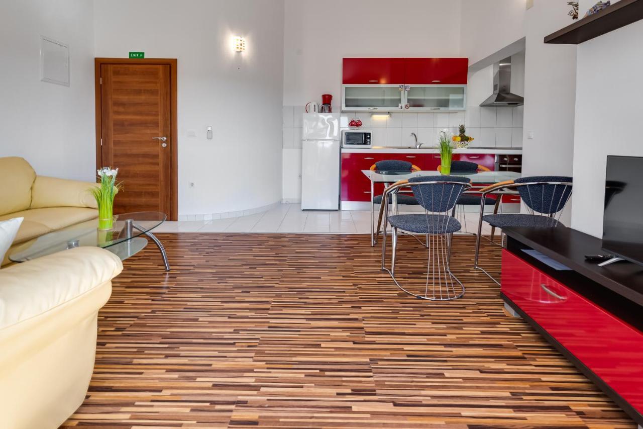 Apartman Strmota S Bazenom Sveti Filip i Jakov Exterior photo