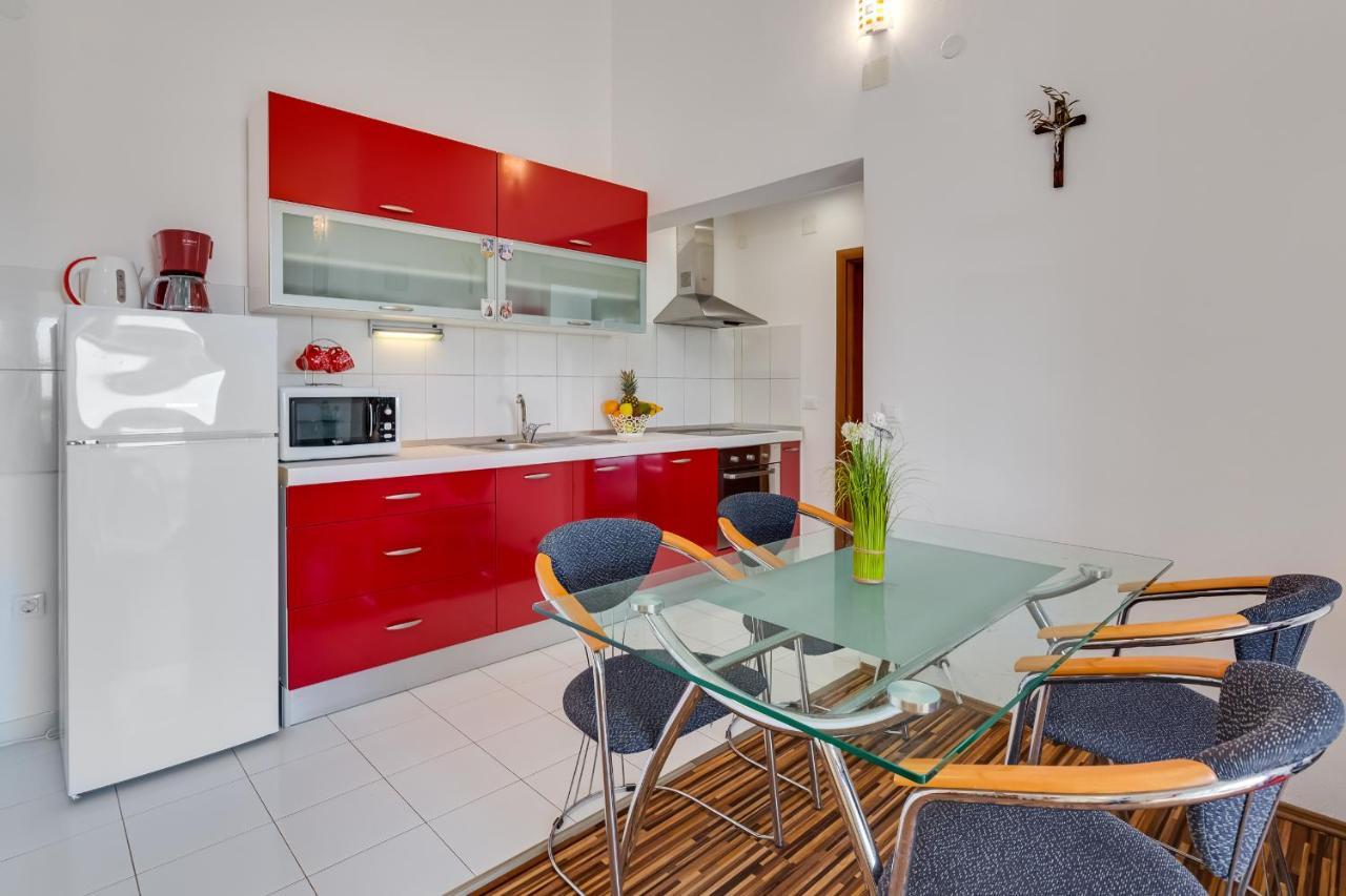 Apartman Strmota S Bazenom Sveti Filip i Jakov Exterior photo