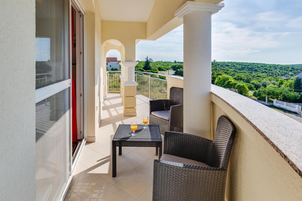 Apartman Strmota S Bazenom Sveti Filip i Jakov Exterior photo