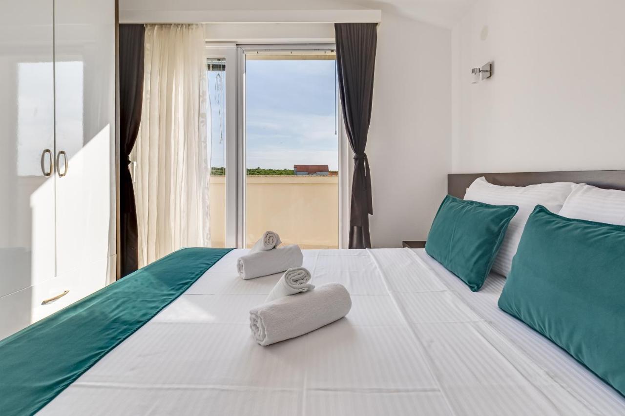 Apartman Strmota S Bazenom Sveti Filip i Jakov Exterior photo
