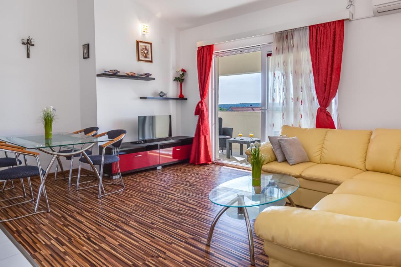 Apartman Strmota S Bazenom Sveti Filip i Jakov Exterior photo