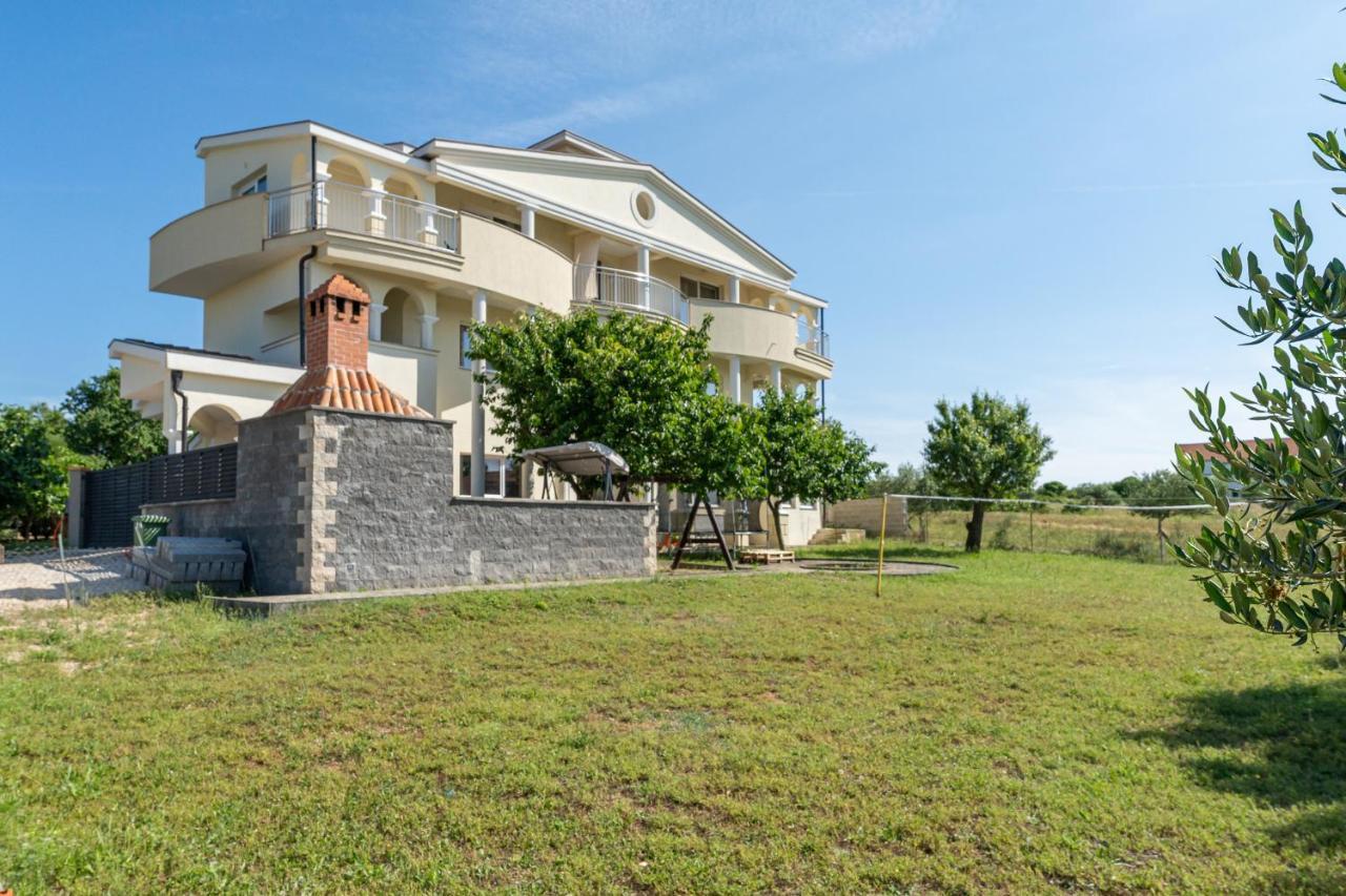 Apartman Strmota S Bazenom Sveti Filip i Jakov Exterior photo