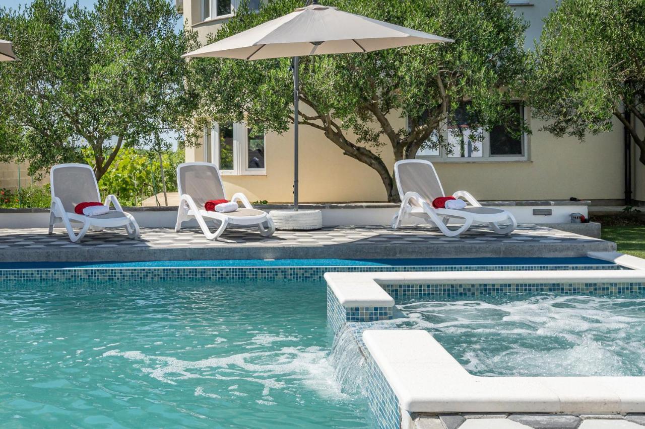 Apartman Strmota S Bazenom Sveti Filip i Jakov Exterior photo