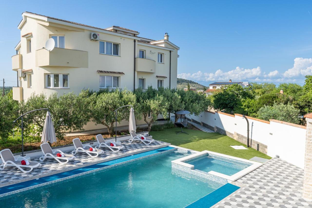 Apartman Strmota S Bazenom Sveti Filip i Jakov Exterior photo