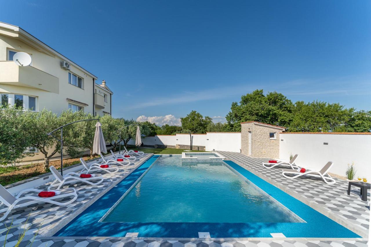 Apartman Strmota S Bazenom Sveti Filip i Jakov Exterior photo