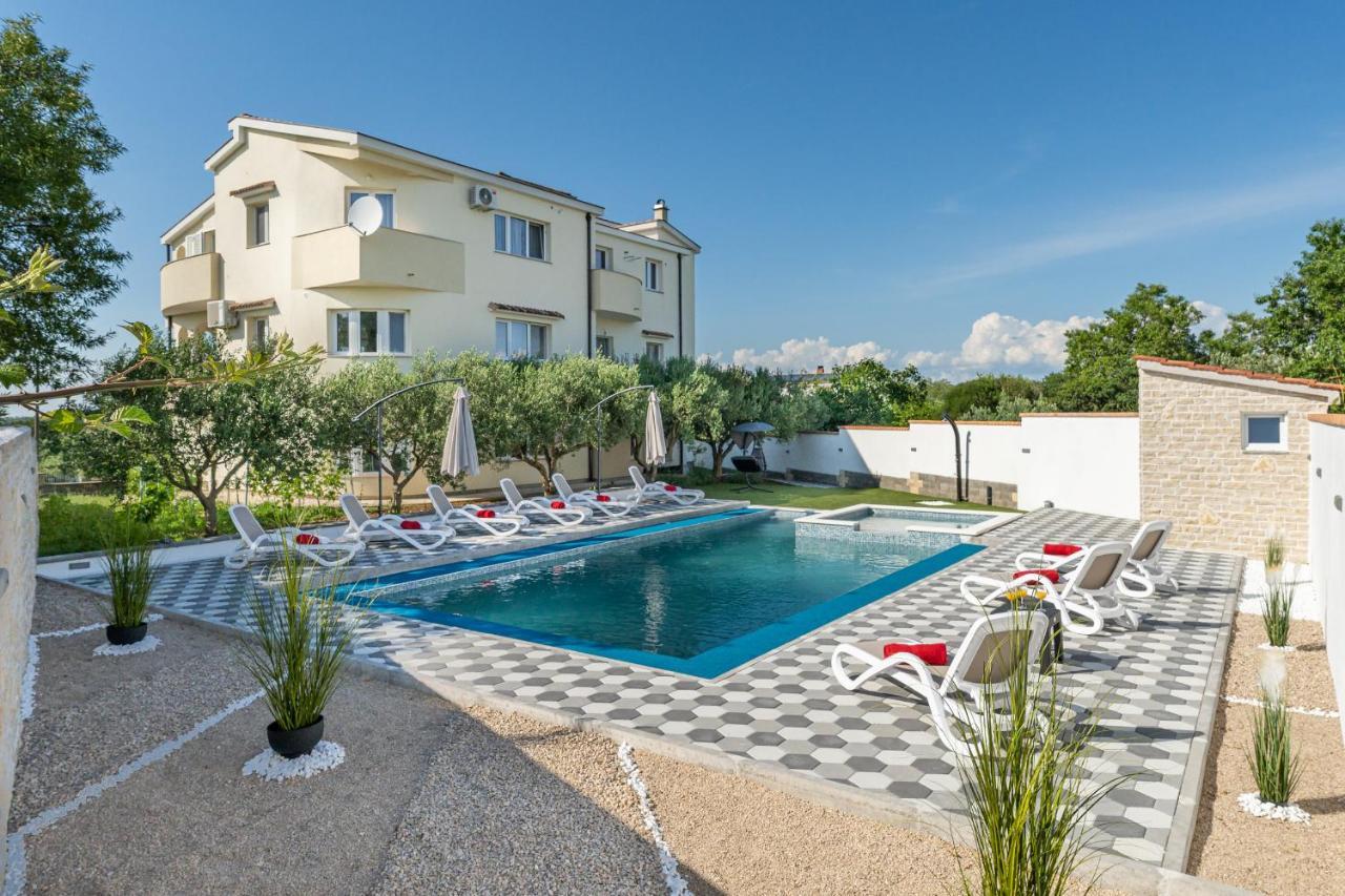 Apartman Strmota S Bazenom Sveti Filip i Jakov Exterior photo